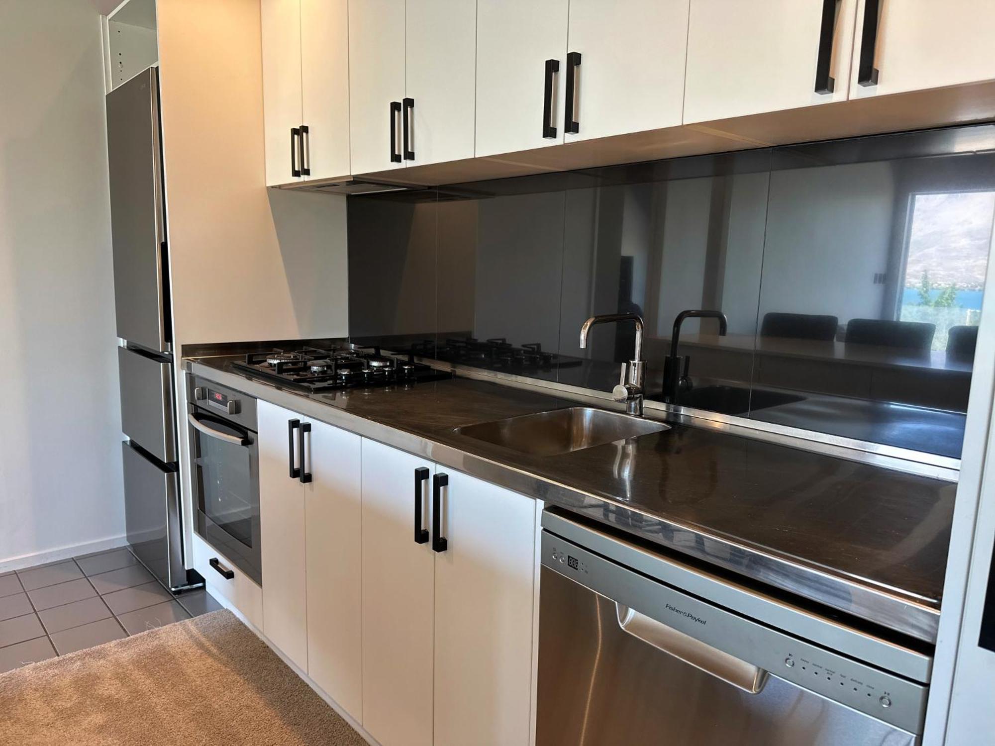 Te Mana - Luxe Lake Apartment Куийнстаун Екстериор снимка